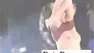 زوجة قرنية تأخذ درجة حرمة في سخونة مهارات الرقص