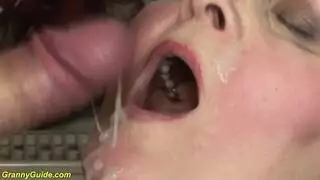 حلق الفتاة الناضجة هدف للسائل المنوي ابتلاع كامل