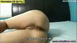 ينام عليها وينيكها بعنف ويشرخها