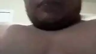 رحلة جنسية ساخنة بين الأعراق: إبنوسية سمينة تتعرض لجنس مزدوج في السيارة