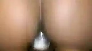 فتاة سمراء بملابس داخلية من الدانتيل تقدم عرضًا إباحيًا قبل أن تُضاجع