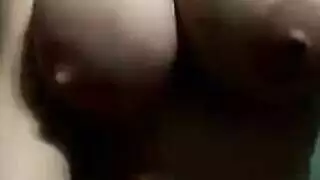 شفاه سكرية تلتف حول قضيب صلب في مشهد مص صريح