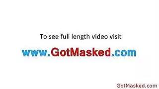 اختراق الإبرة العميق يحول وشم الشقراء إلى جلسة ألم صريحة