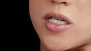 تتعمق في مصّ قضيب صديقها ثم تتوسل لقذفه داخلها