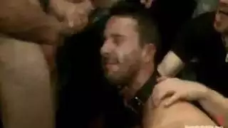 محتوى صريح: بنات يتعرين ويظهرن بشرتهن
