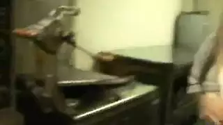 فتحة شرج مشعرة تتمدد في مشهد جنس متطرف