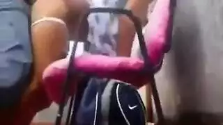 ينيك بنته ويقف داخل كسها
