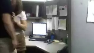 سكس سري: موظفون يتم تصويرهم في مشهد جنسي صريح في مكان العمل