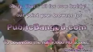 ميلف كبيرة الصدر تمص بعمق على الرمال وتبتلع الحمص الساخن