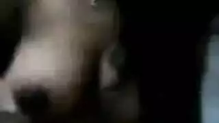 لعبة كس مشعر: فتاة مفلسة تمارس الجنس مع نفسها على الكاميرا