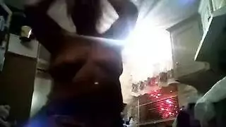 جنس جماعي في المطبخ يحول السمراء إلى عاهرة تقطر