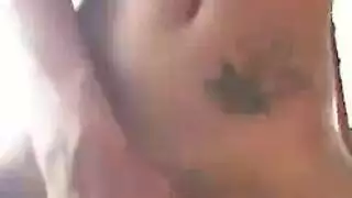 قضيب أسود سمين يمدد فرجها الرطب إلى أقصى حد