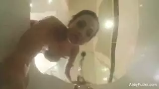 فتاة مثيرة تلمس كسها المبلل في حوض الاستحمام