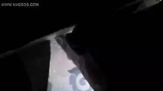 فاتنة لاتينية نحيلة ترتدي جوارب سوداء تستمني يومياً بهزاز