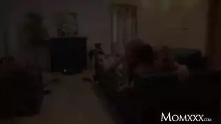 البنتين مع الفتى جوردي يتبادلان الكس و بزازه كبيره