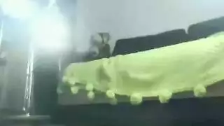 امرأة سمراء ناضجة لديها ممارسة الجنس الشرجي لجعله مان