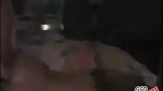 حركة إباحية في المقعد الخلفي مع فتاة شقراء