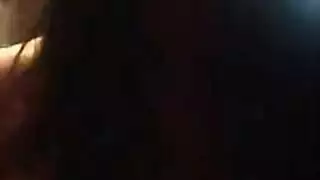 زوجة غير مخلصة تكشف فرجها المبلول في مشهد إباحي