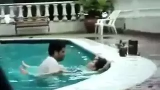 اخي يدخل العصا في طيزي