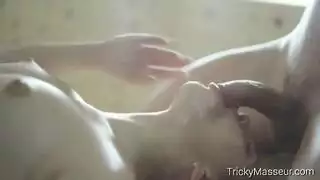 يسخن كسها بالفرك ولحس