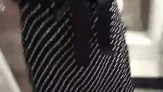 ثقوب ضيقة معروضة مع مؤدٍ هاوٍ متحمس