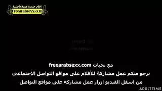 الزوجة الحارّة تمارس الجنس مع قضيب كبير بينما الزوج يشاهد ويستمني