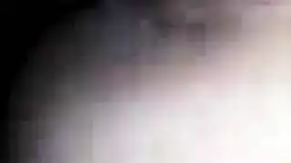 قضيب أسود كبير يمتد في مؤخرة شوكولاتية في فعل شرجي قاسٍ