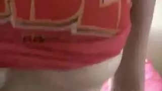 فاتنة مثارة تمتلئ في جنس جماعي صريح