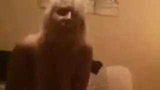 شقراء انتهازية تأخذ وجهًا بالقضيب من أب ثري