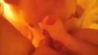 سحاقيات مراهقات ساخنات في جلسة متبادلة من الجنس الفموي على الأريكة