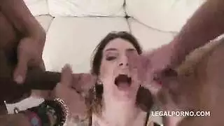 ملفايه شرومطه تعوض الحرمان من زوجها العنين وتاكل زبين في خرم طيزها