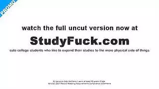 تفتح ملابسها في الشارع