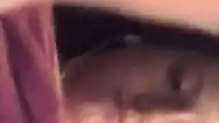حركة إصبع الجمل: فتاة صغيرة تظهر بللها المثير