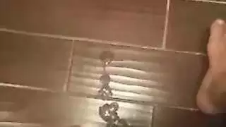 امرأة ممتلئة الجسم تسأله إذا كان يريد أن يضاجعها أثناء التصوير في الحمام