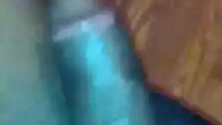 رجل أسود كبير يرتدي حذاء أحمر بكعب عالٍ على وشك أن يأكل كل ثقب