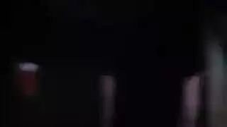 فتاة مستسلمة تُستَخدم لجنس فموي وعلاقة صريحة