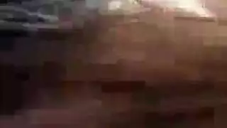 مراهقة ممتلئة الجسم تأخذ جلسة دراسة قاسية في المكتبة عميقًا في حلقها