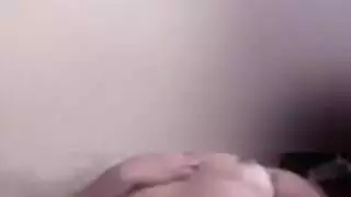 فتاة مكتنزة تأخذ كل شيء بداخلها