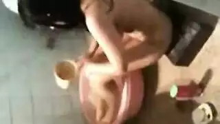 عاهرة شقراء تظهر عناية متخصصة للعميل