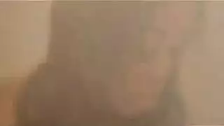 إيبوني كارميلا بنغ تلعق قضيب شاب أبيض بشهوة