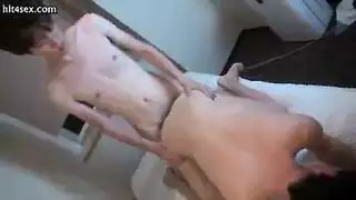 شباب آسيويون يأخذونه بقسوة في فيلم إباحي شرجي