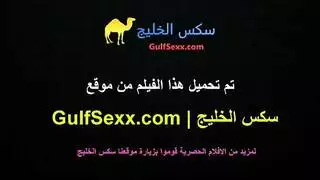 مراة تدلك رجل بالزيت