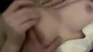 نائم يلعب في بزازها