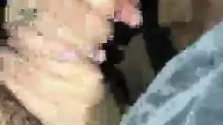 قضيب شاحب ضخم يتم مصه من قبل فتاة بمؤخرة كبيرة