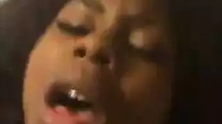 العاهرة السمراء تتوسل لممارسة جنس شرجي قاس