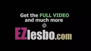 مثليات شابات في حركة جنسية صريحة بين القضيب الاصطناعي والشرج