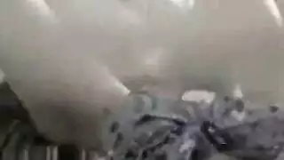 الاخ يسترق النظر على الاخت