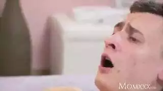 سيدة بالغة تتوسل لقضيبك الصلب