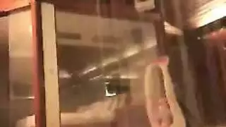 ربة منزل تشعر بالملل تتوسل للجار ليداعبها بأصابعه