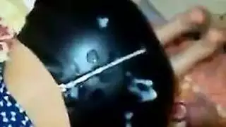يلحس لها ترمتها وهيا ترتدي سروال أخته